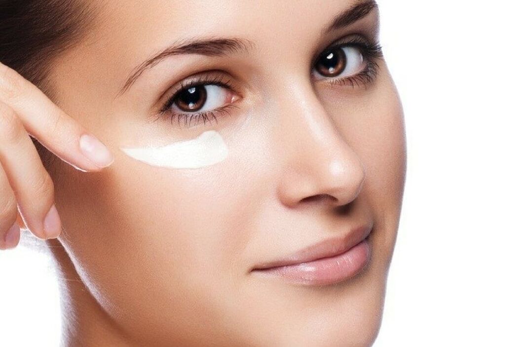 Kako pomladiti kožu oko očiju